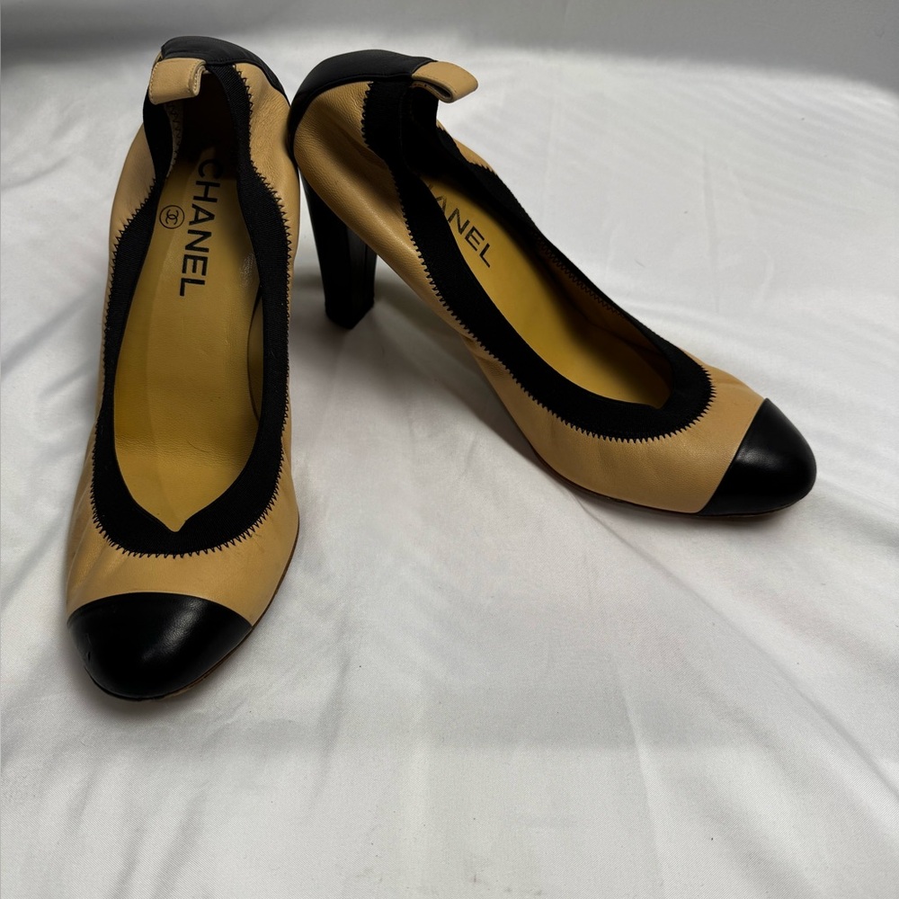 CHANEL Two-Tone Beige and Black Pumps 💯 Authentic guaranteed - Picture 8 of 9